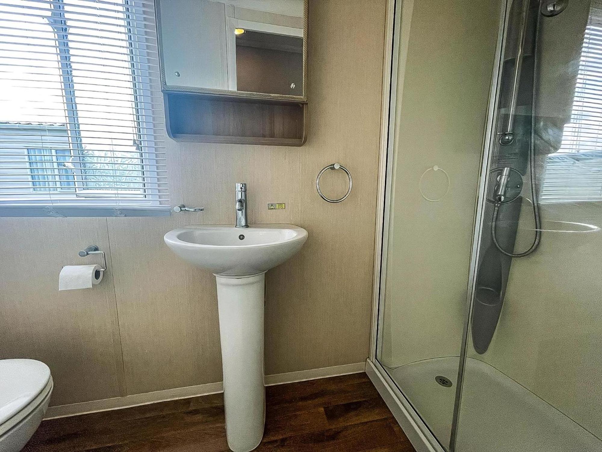 Modern Caravan With Decking Near Scratby Ref 50007e