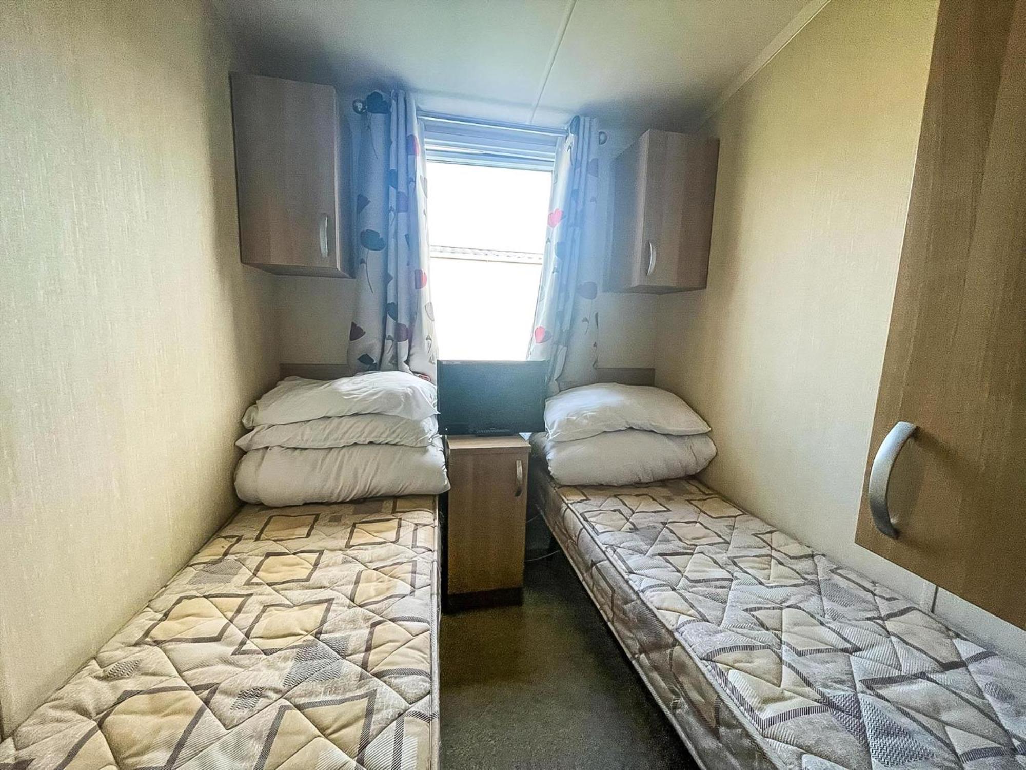 Camping Modern Caravan With Decking Near Scratby Ref 50007e