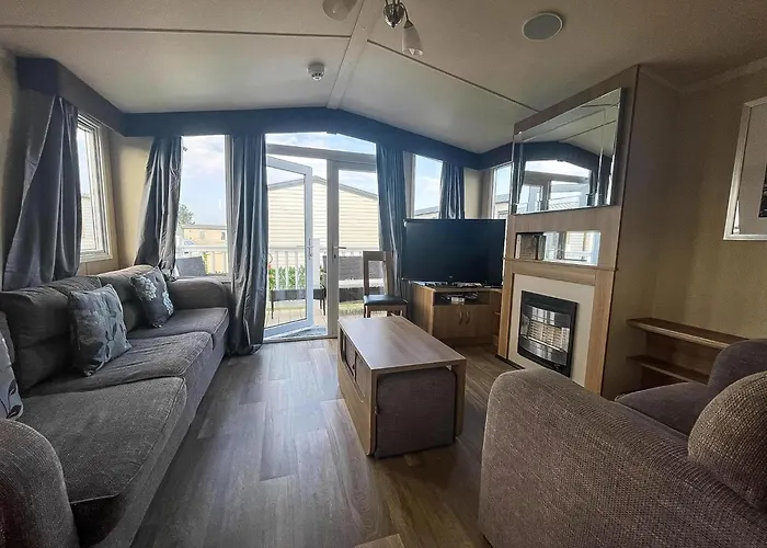 Modern Caravan With Decking Near Scratby Beach Ref 50007E