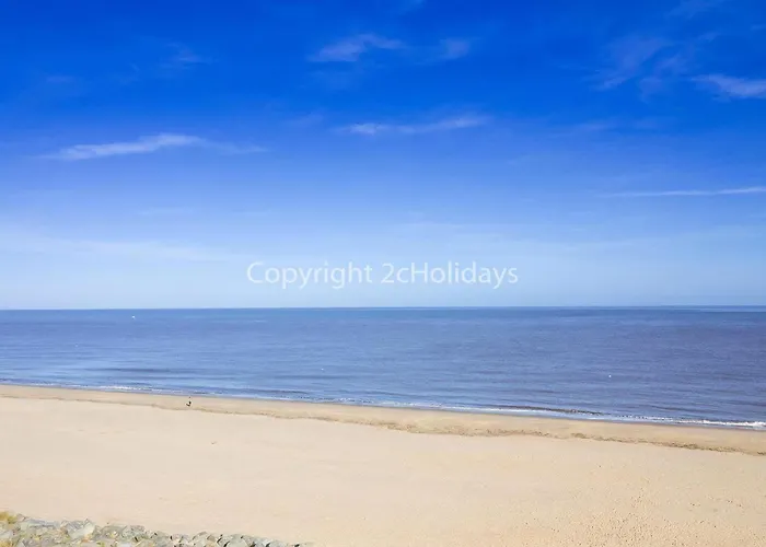Modern Caravan With Decking Near Scratby Beach Ref 50007E