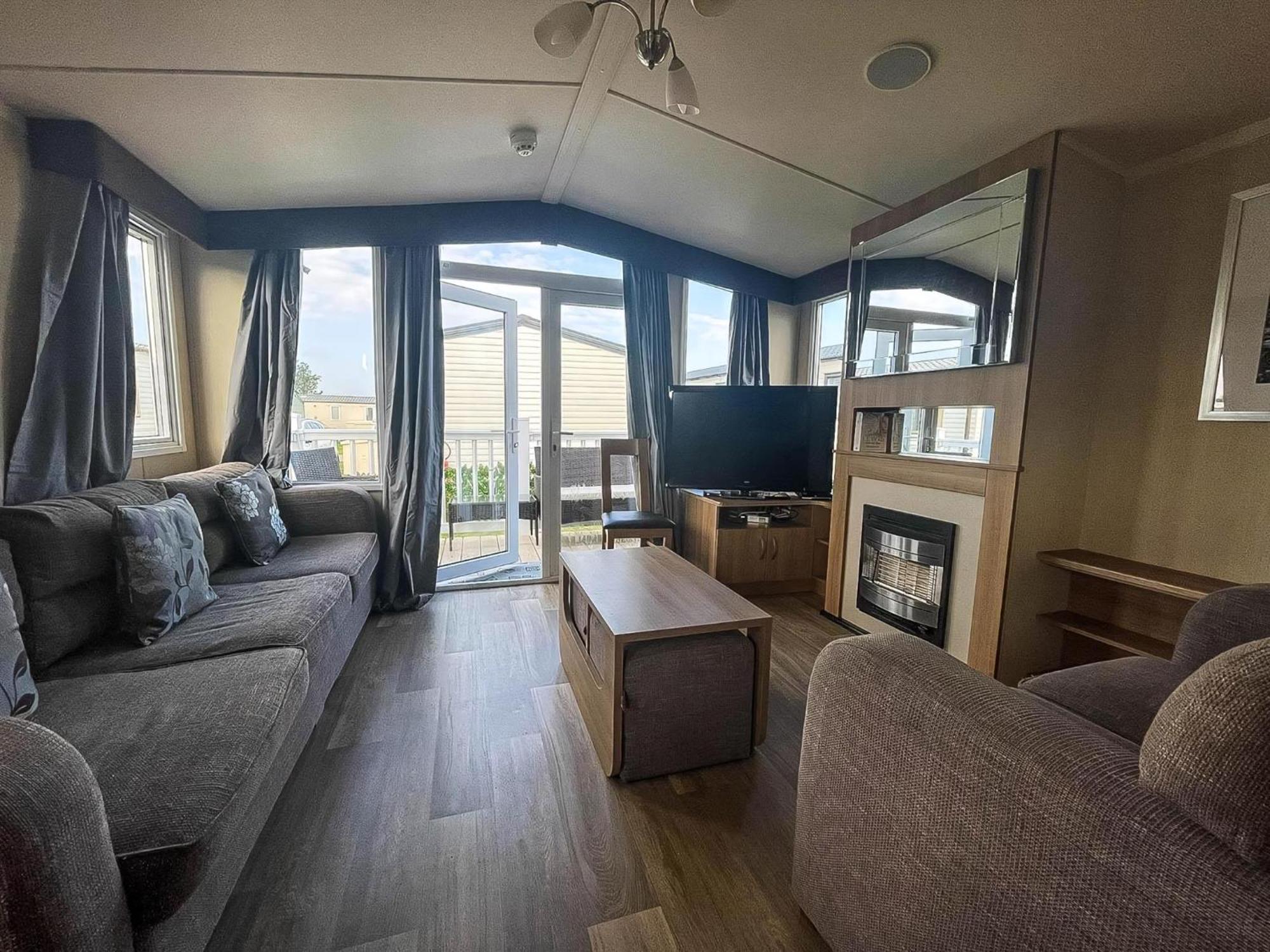 Modern Caravan With Decking Near Scratby Ref 50007e *