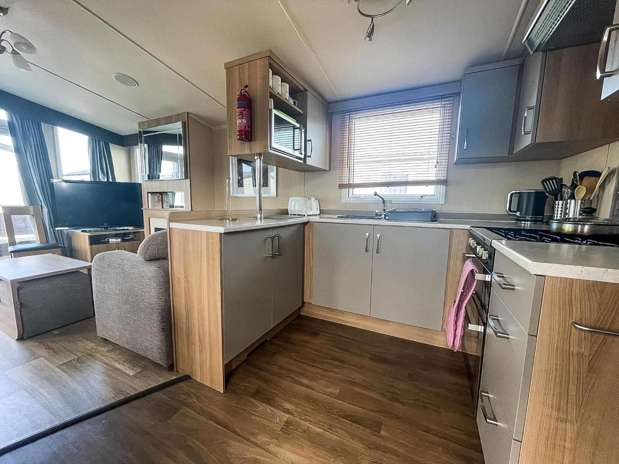 Modern Caravan With Decking Near Scratby Ref 50007e