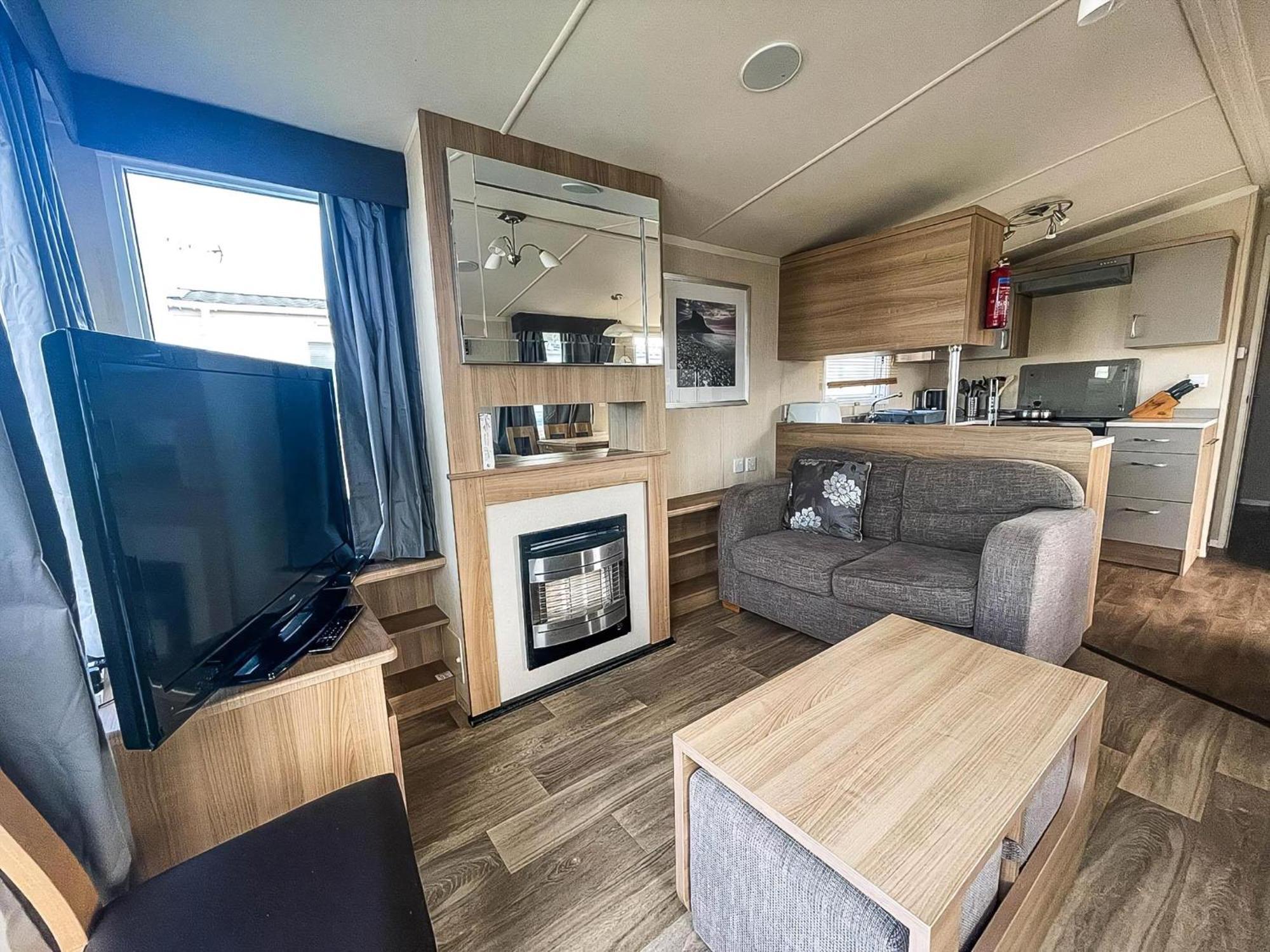 Modern Caravan With Decking Near Scratby Ref 50007e Campsite *
