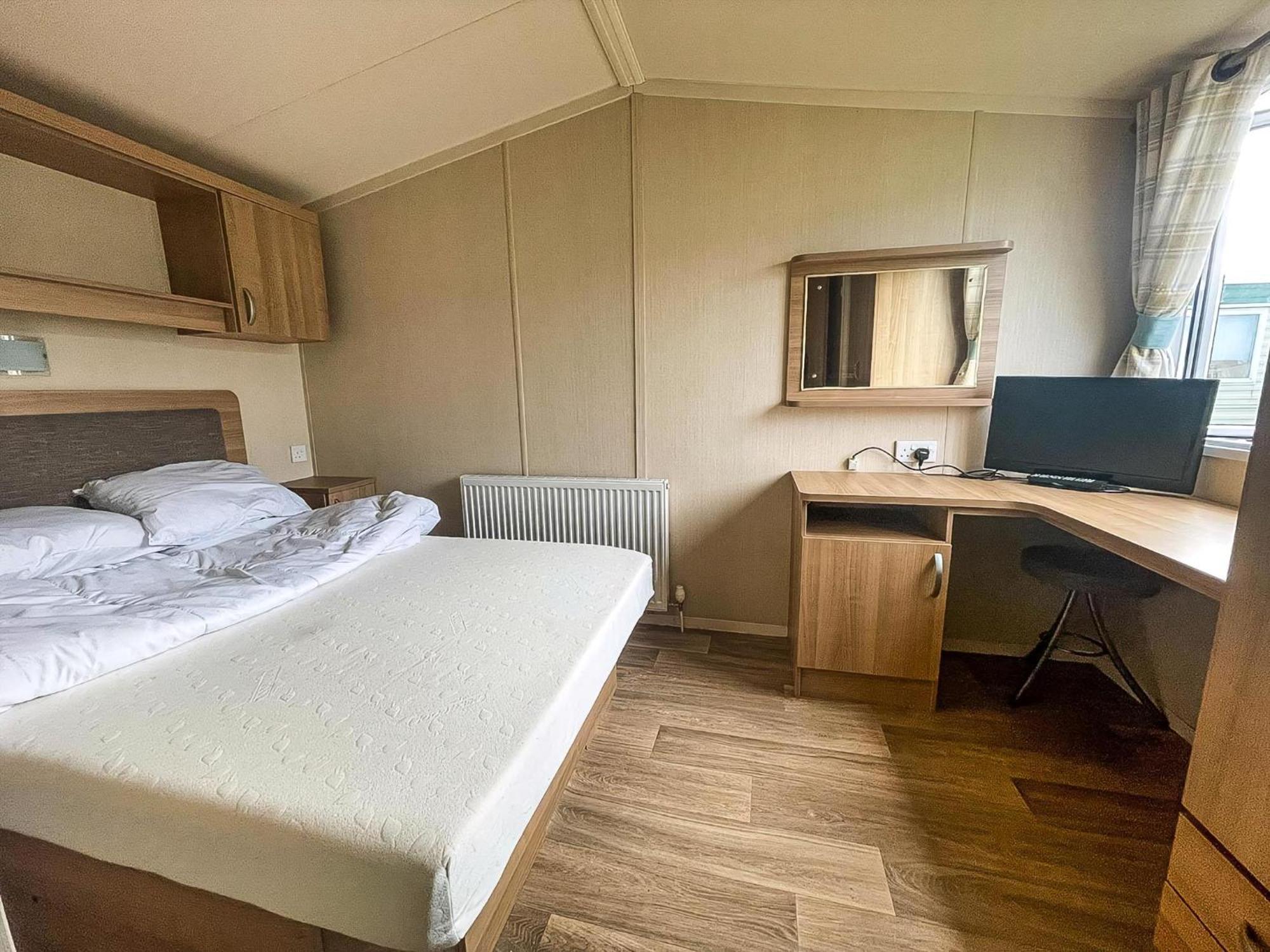 Modern Caravan With Decking Near Scratby Ref 50007e Campsite Great Yarmouth