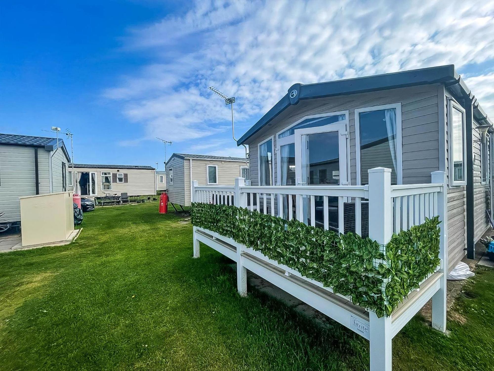 Campsite Modern Caravan With Decking Near Scratby Ref 50007e *