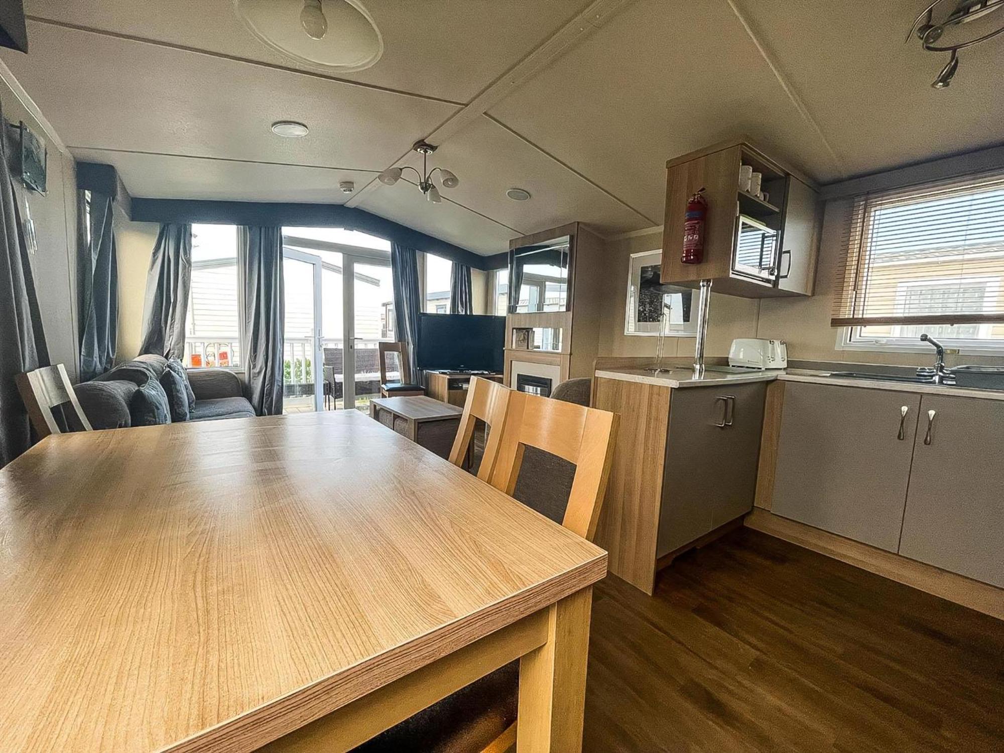 Modern Caravan With Decking Near Scratby Ref 50007e Campsite Great Yarmouth